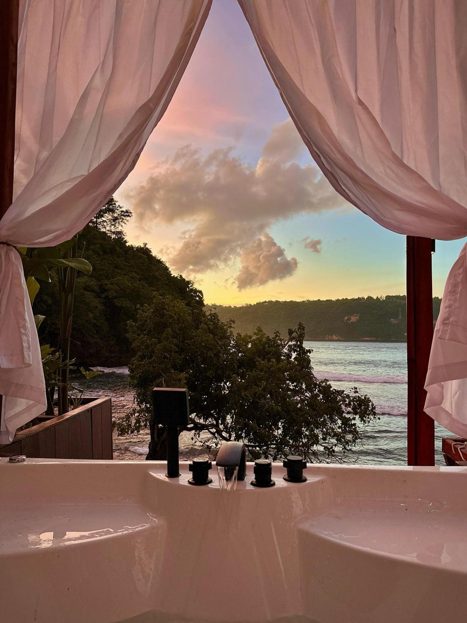 Beachfront Luxury Dome Villas - Gamat Bay Resort Nusa Penida Bagian luar foto