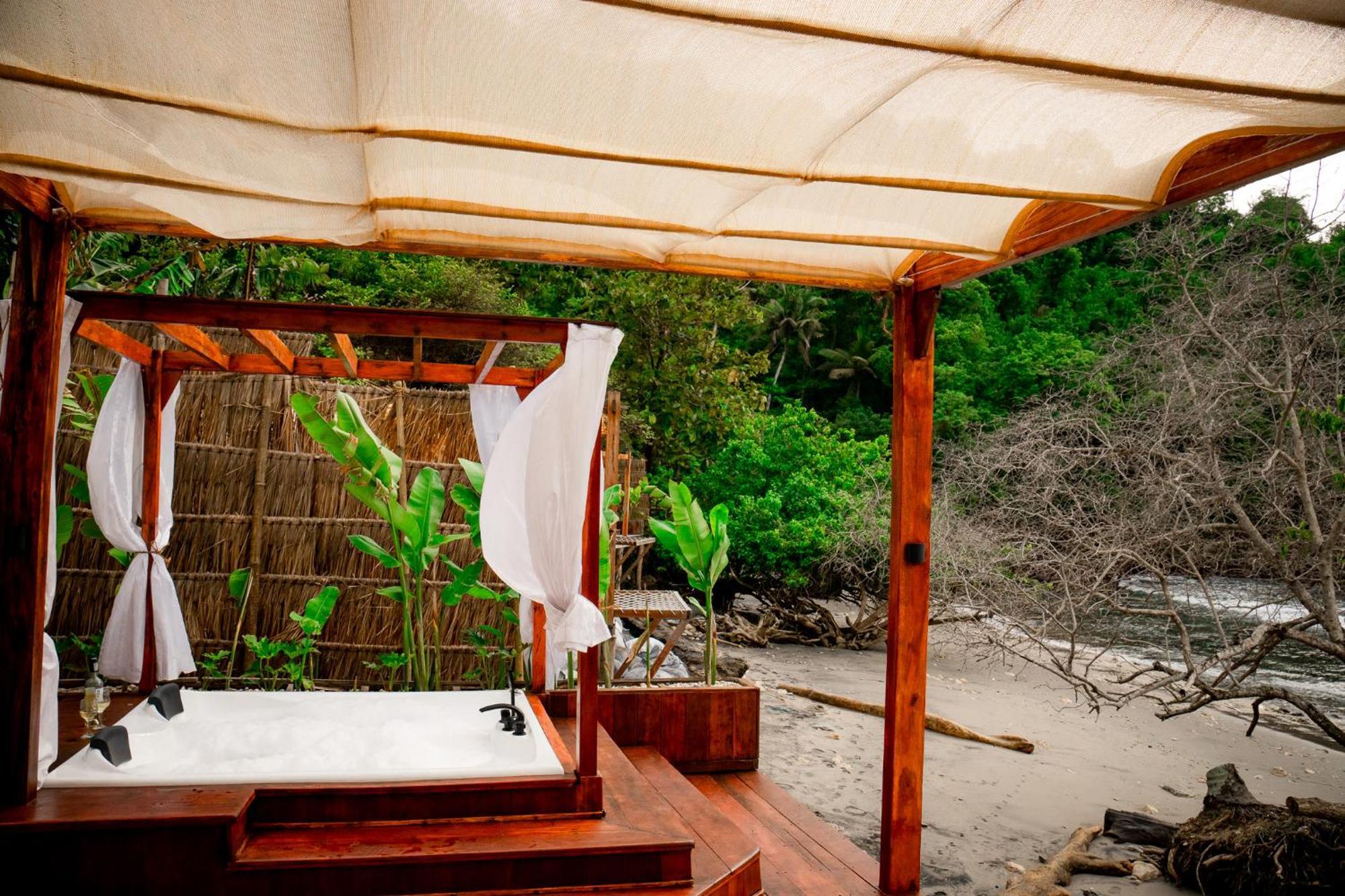 Beachfront Luxury Dome Villas - Gamat Bay Resort Nusa Penida Bagian luar foto